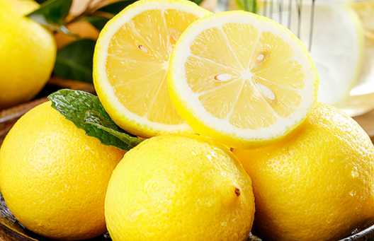 柠檬水加盐喝的好处是什么 白天可以喝柠檬水吗
