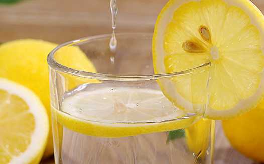 柠檬水泡出来是苦的可以喝吗 柠檬水加盐是不是就成了电解质水了