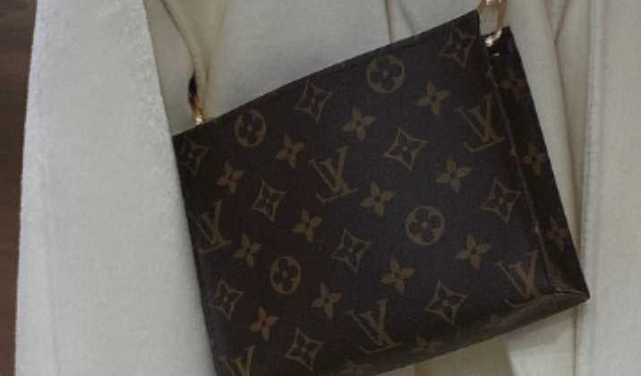 lv洗漱包可以斜跨吗 LV洗漱包是什么人拿的
